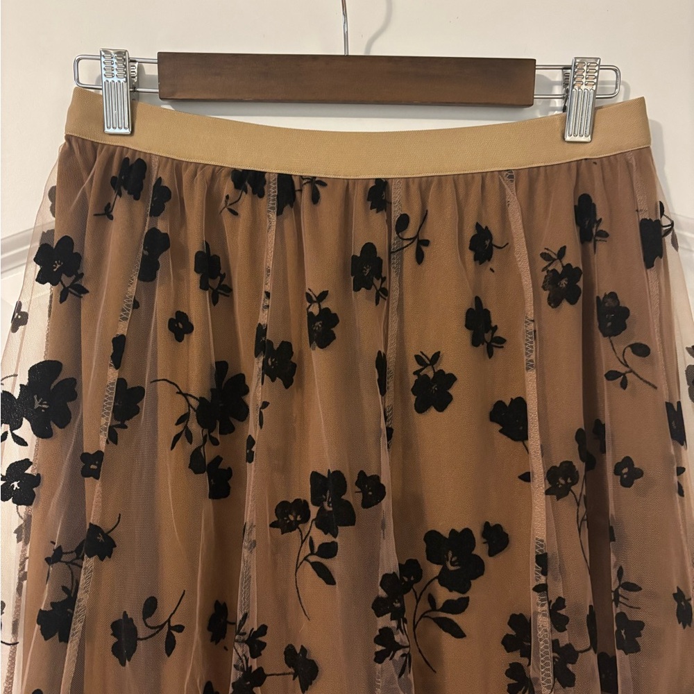 Elegant Black and Tan Appliqué Floral Skirt - Picture 3 of 5